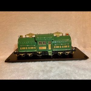 1928 NO. 38IE LOCOMOTIVE by LIONEL- Green and Gold Train on Brown Display Stand